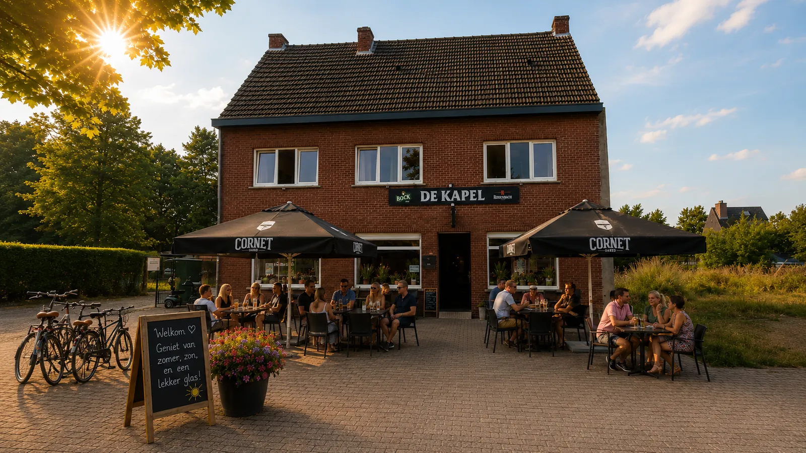 Warm verlicht caféinterieur met houten toog en biertaps
